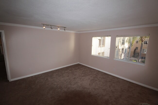Building Photo - 2 Bedroom Upgraded Condo Close to UCSD - H...