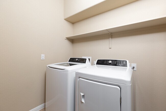 Building Photo - Beautiful 4/BR 2.5/BA Home Backing to Green Space in Pflugerville