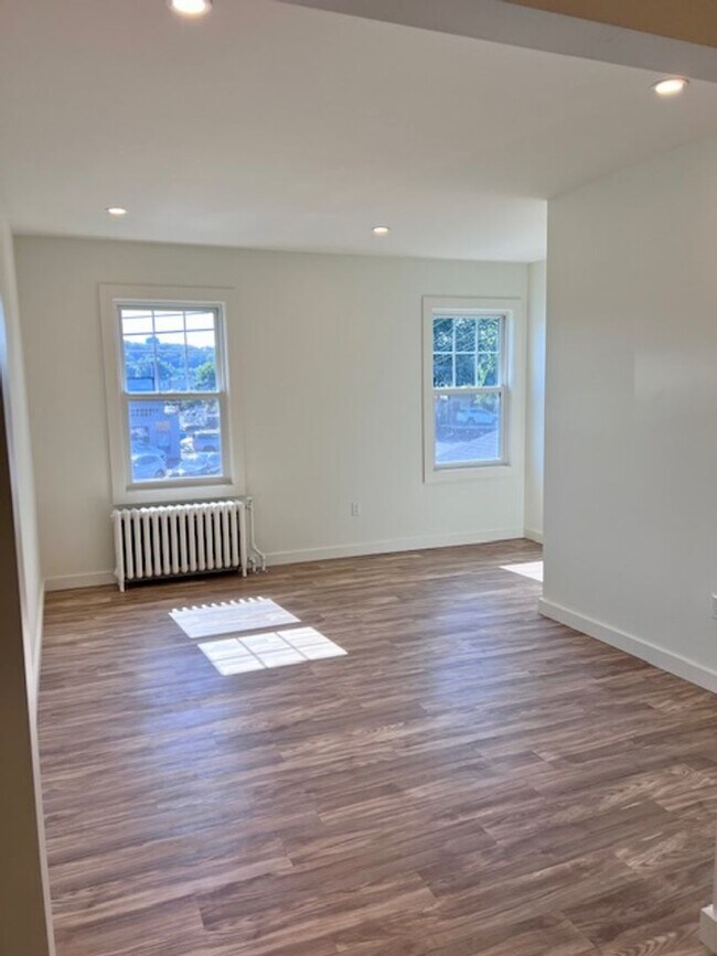 Building Photo - 549 Albany Ave