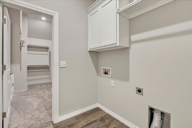 Building Photo - Nearly New Yukon Schools