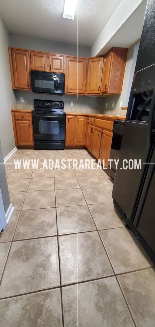 Building Photo - Spacious Basehor Townhome-Available NOW!!