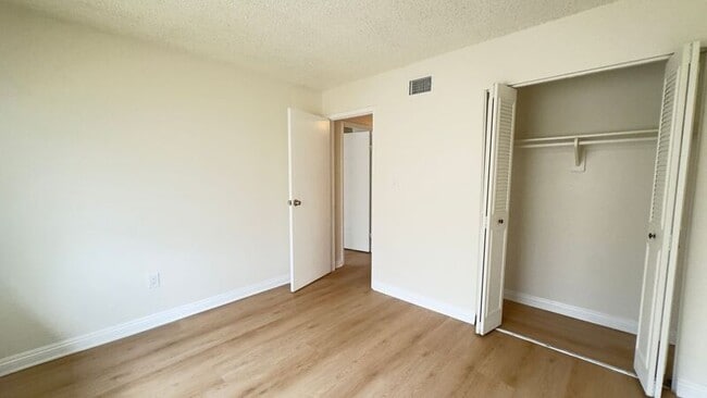 Building Photo - 3026 Winfield Ave