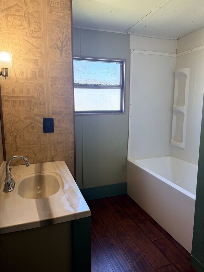 Building Photo - Rural setting - 2 bed 1 bath