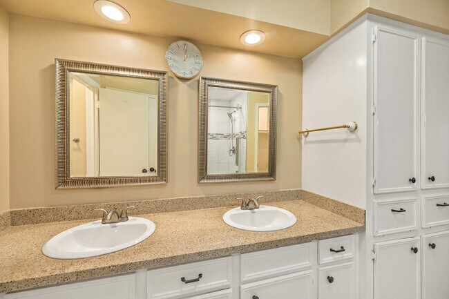 Building Photo - 18107 Shadow Valley Dr