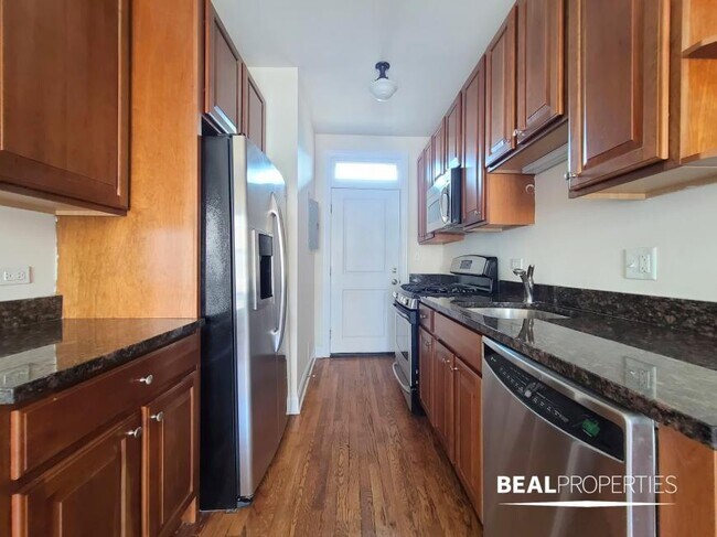 Building Photo - 1 bedroom in CHICAGO IL 60613