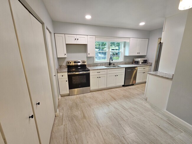 Building Photo - 35 Summercreek Dr