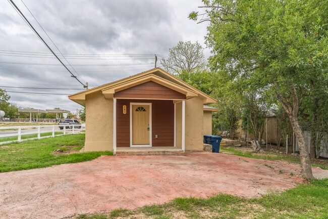 Building Photo - FOR LEASE 2/1  CORNER HOME