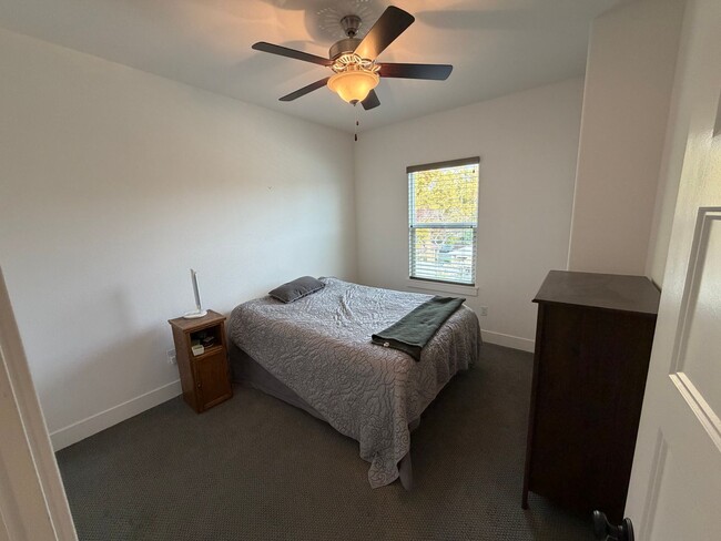 Building Photo - 3 Bedroom | 2.5 Bathroom | Crocker Village House