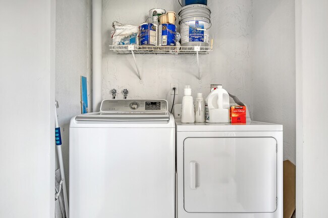 Building Photo - 300 E Club Cir