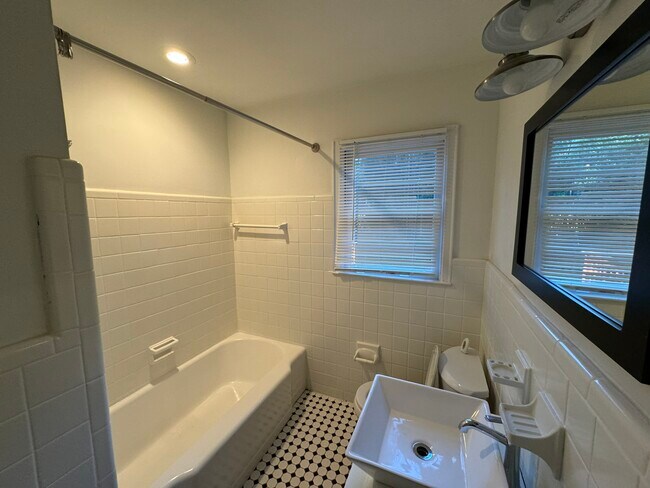 Building Photo - 3494 Maryvale Dr