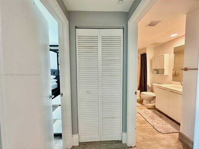Building Photo - 950 Brickell Bay Dr