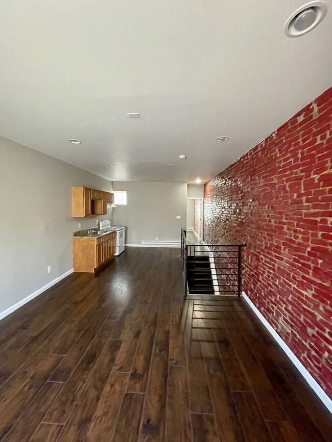 Building Photo - 908 E Schiller St