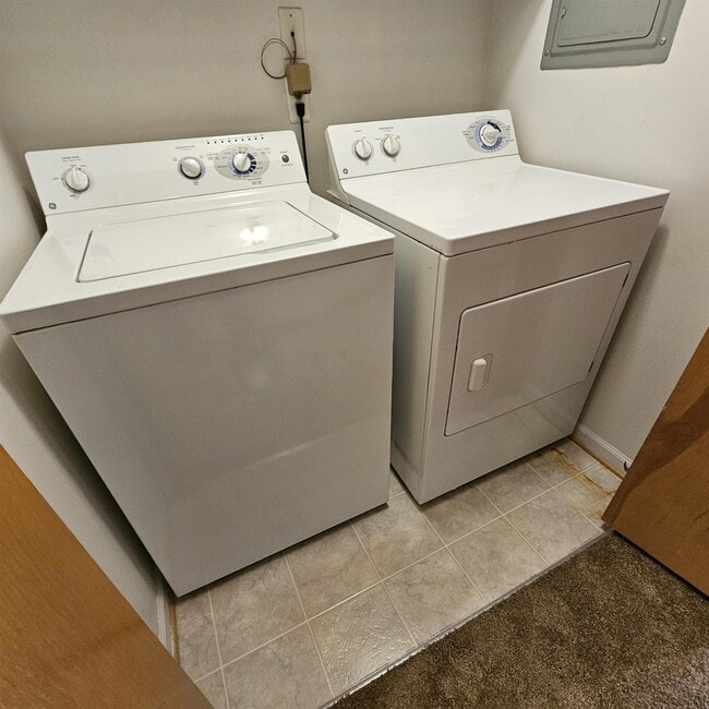 Building Photo - 2 Bedroom Upper Condo w/ Modern Lighting F...