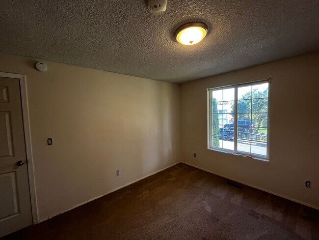 Building Photo - Excellent location at an affordable price!