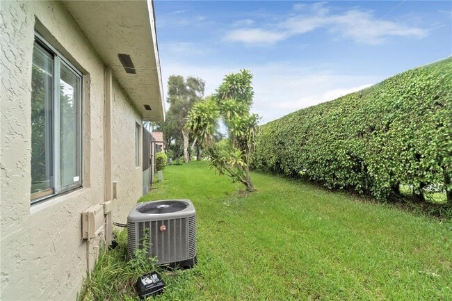 Building Photo - 607 Village Lake Dr