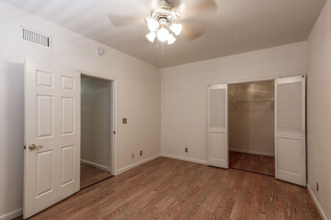 Building Photo - Great 1st Floor 2 Bed Condo