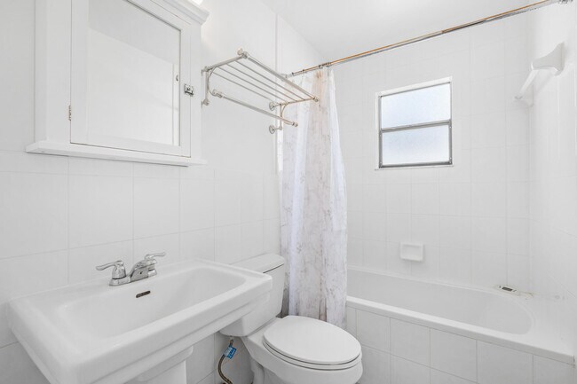 Building Photo - 809 Kara Cir