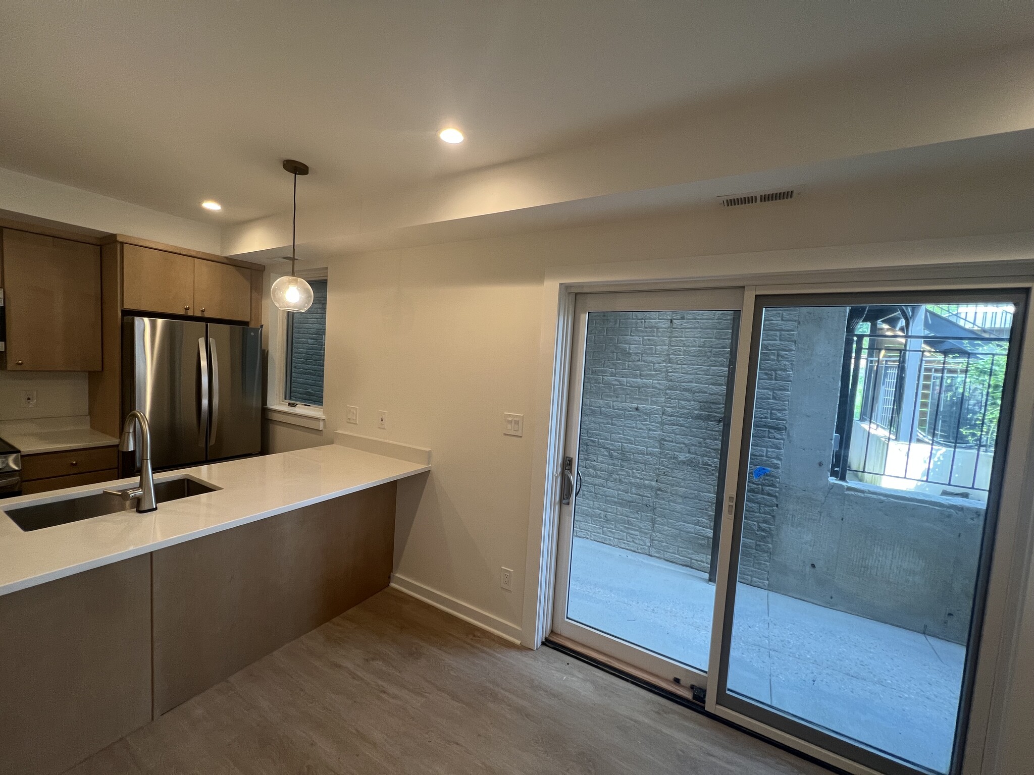 Island and breakfast bar. - 534 Taylor St NW