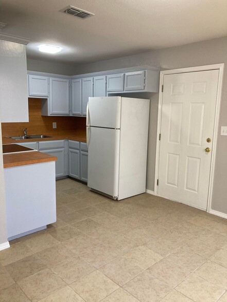 Building Photo - 521 Amigos Ln