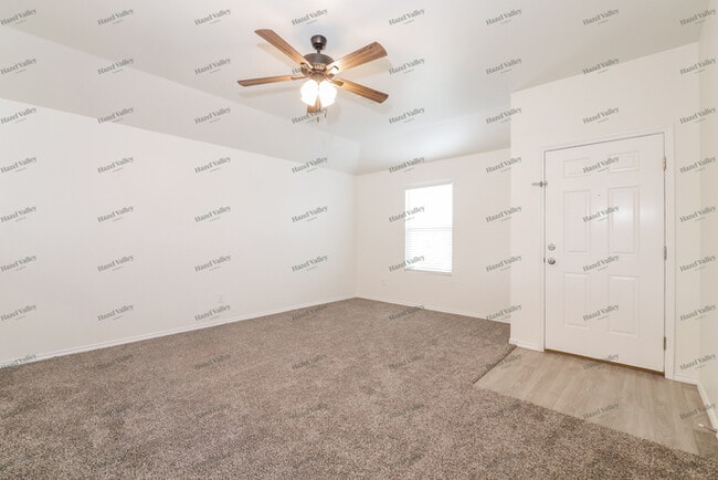 Building Photo - 746 W Lola Dr