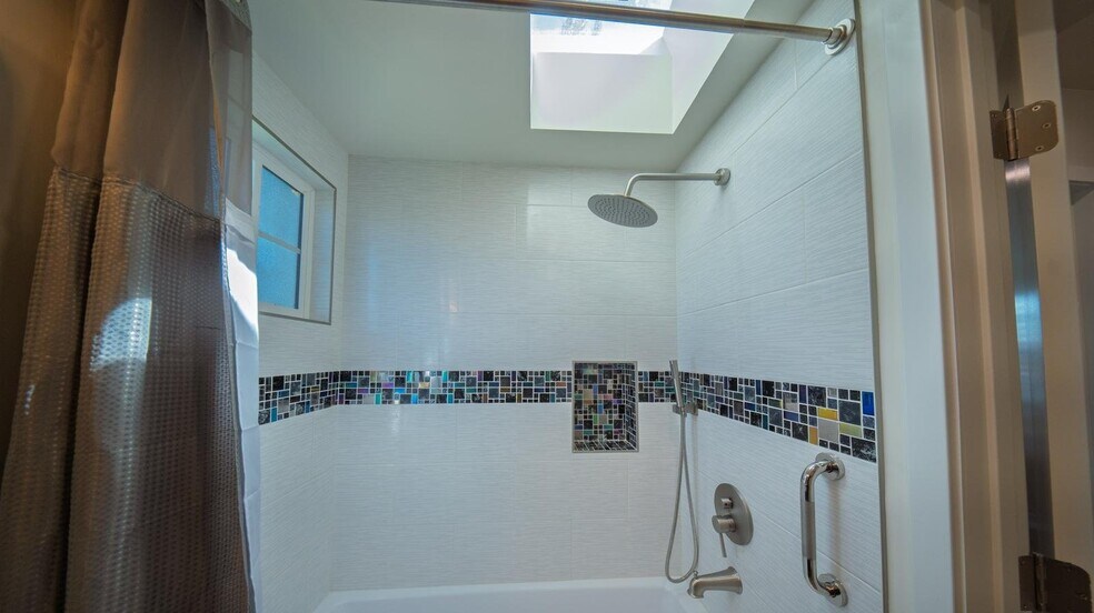 Building Photo - 1541 W 65th St