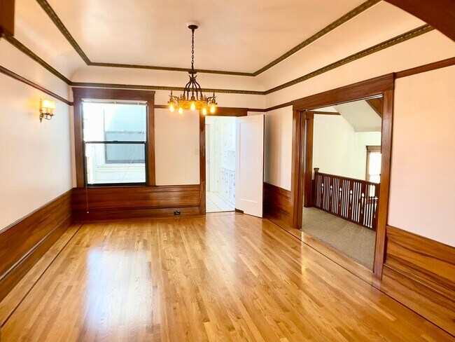 Building Photo - Stunning Multi-Level 4/2.5 W/ Dining Room....