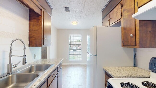 Building Photo - 815 Llano Pl