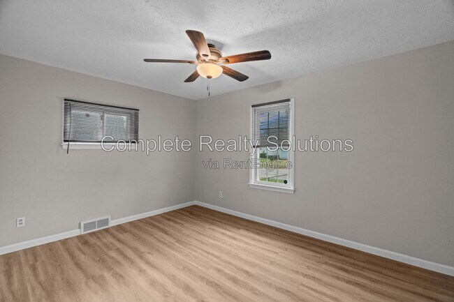 Building Photo - 201 Sadonia Ave