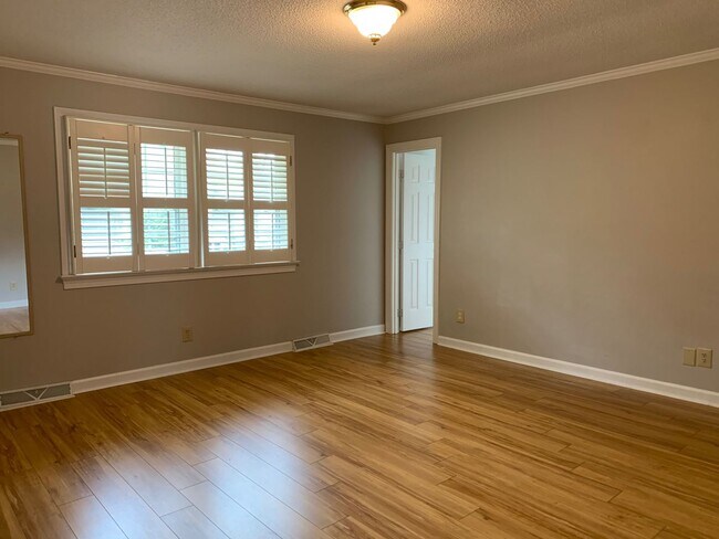 Building Photo - Spacious 4 Bed | 3 Bath Split Level Home i...