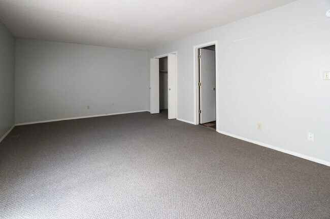 Building Photo - 920 N Linden St