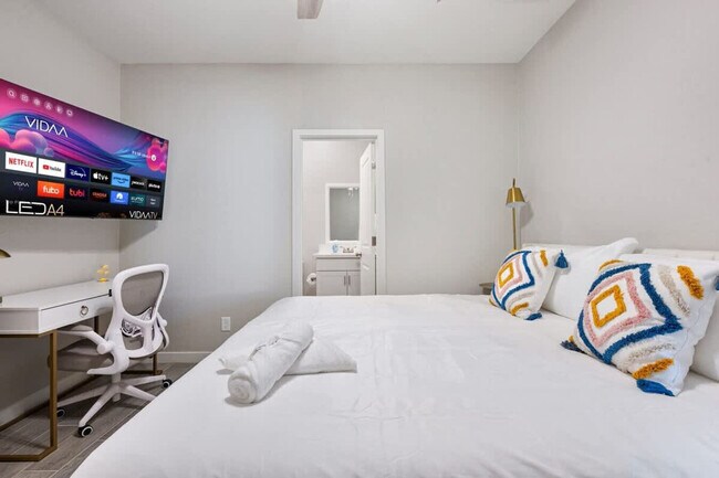 Building Photo - 6606 W Paradise Ln