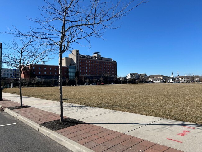 Building Photo - Gorgeous 3 bedroom 1 1/2 bathroom Single F...