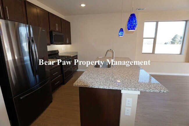 Building Photo - Newer Townhome in Lakewood!!