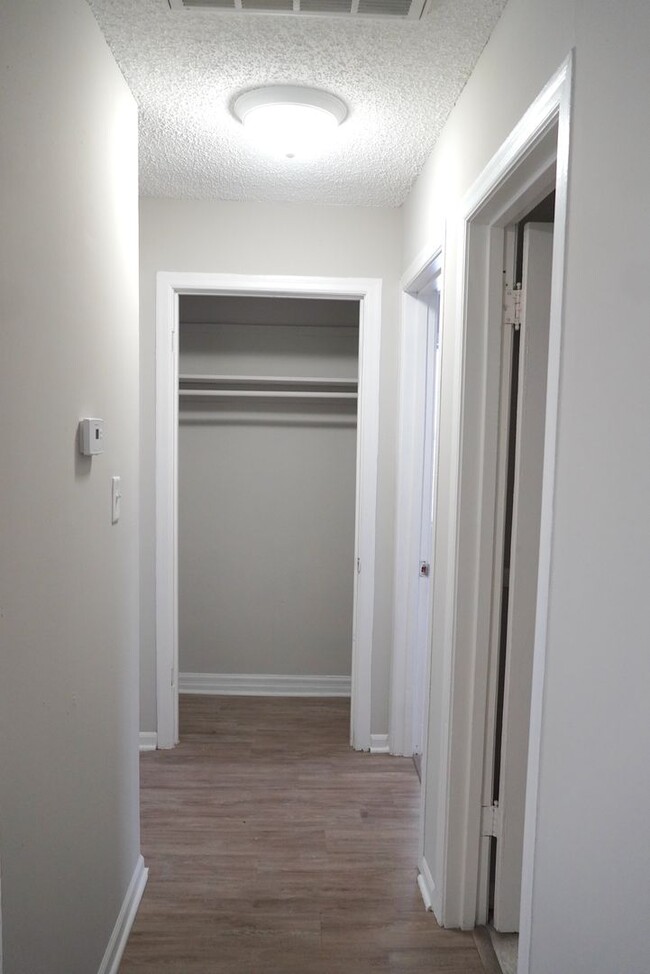 Building Photo - Charming 2 Bedroom Home