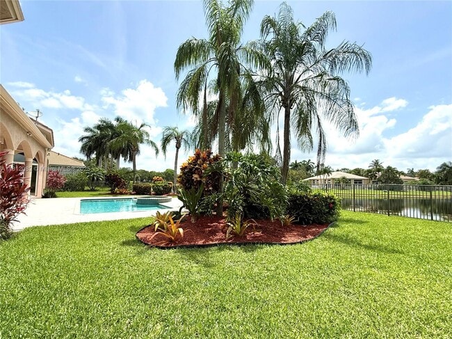 Building Photo - 2547 Montclaire Cir