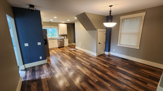 Building Photo - 3 Bedroom, 1 Bathroom Fully Remodeled Home...