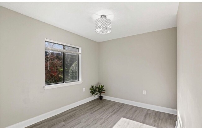 Building Photo - Renovated Herndon Condo