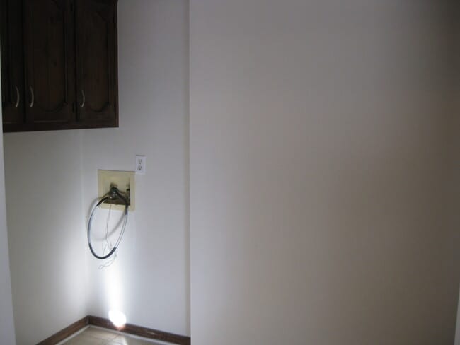 Building Photo - Lovely 3 bedroom Townhouse Available