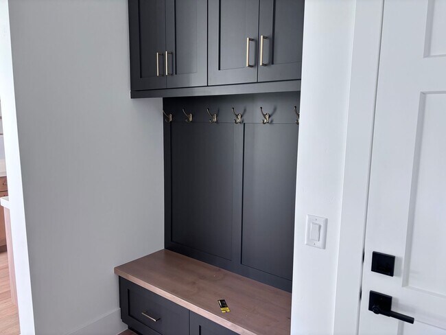 Building Photo - Beautiful 5 bed 4 bath home in Desert Canyon