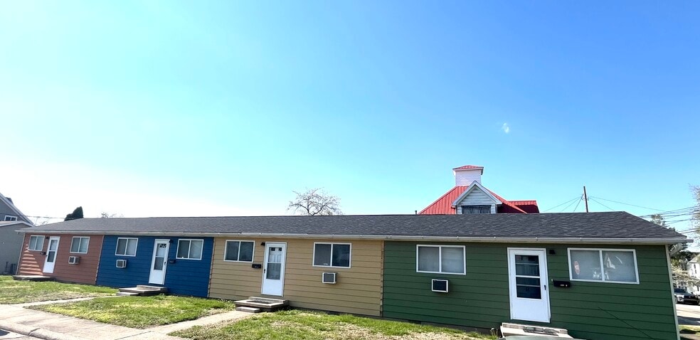 Building Photo - 400 W 7th St