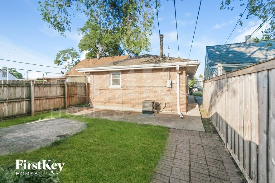Building Photo - 7804 S Laramie Ave