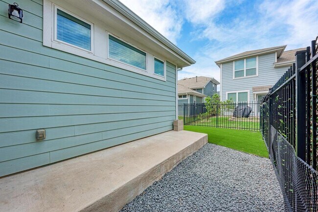 Building Photo - 1506 Homespun Rd