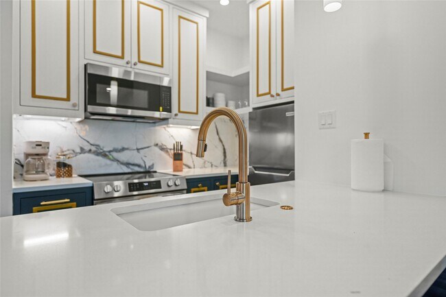 Building Photo - 808 Sul Ross St