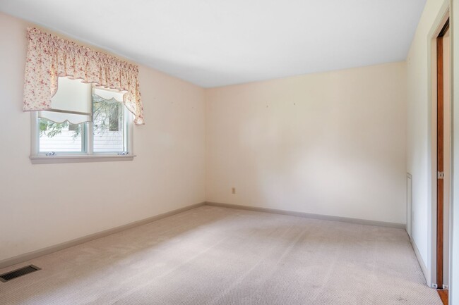 Building Photo - 5 Bed/4.5 Bath Undergrads OK Close to VT