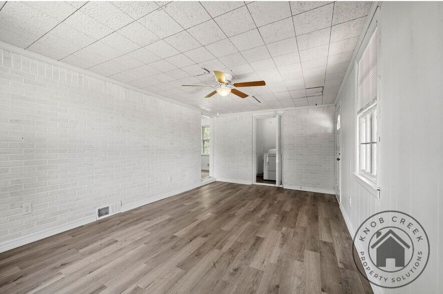 Building Photo - 1138 Highland Dr