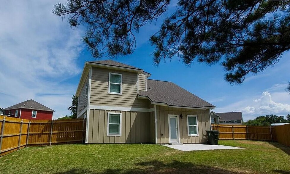 Building Photo - 124 Waverly Dr