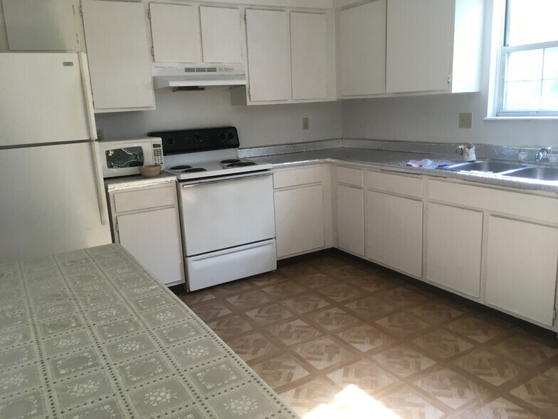 Building Photo - 804 S College Ave