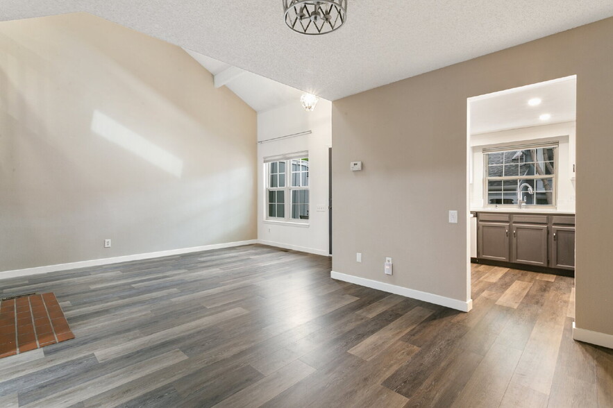 Building Photo - Charming 2BR + Loft Townhome with Stylish ...