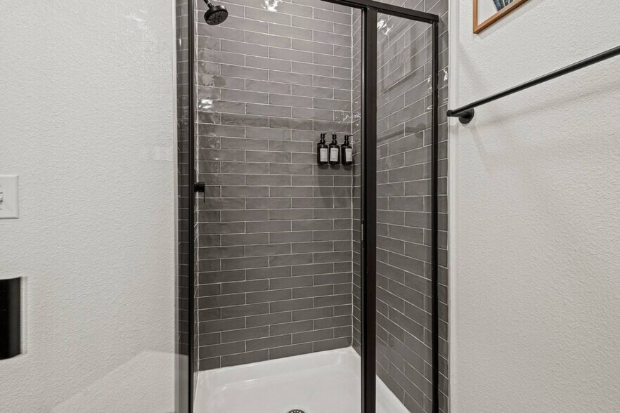 Building Photo - 596 W 9th St