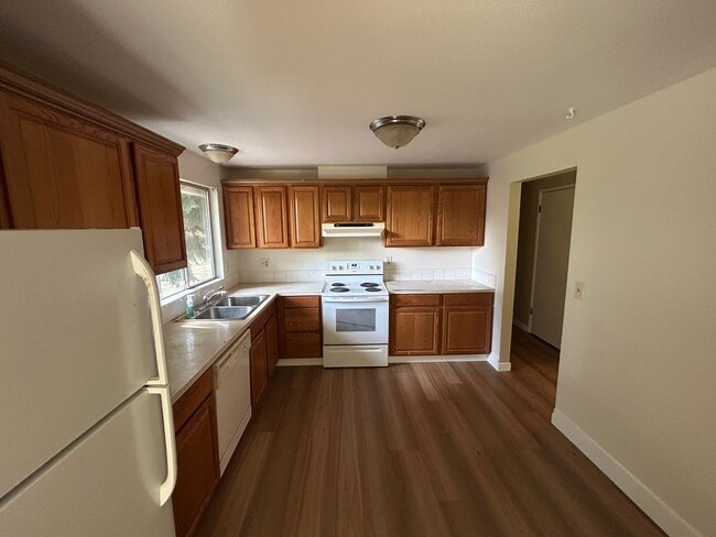 Building Photo - Renovated 3 Bed, 2.5 bath home w/2-car gar...